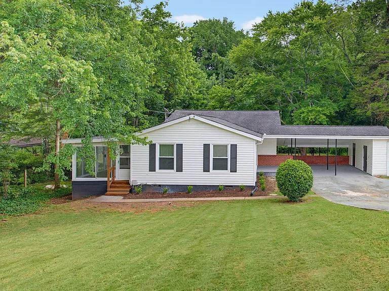 3051 Highland Dr SE — Photo 2
