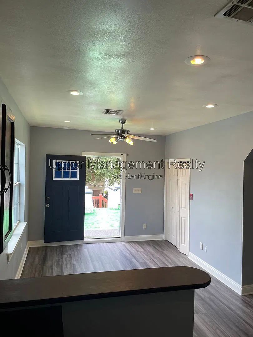4 bed, 2.0 bath, 1500 sqft, $2,000 — Photo 2