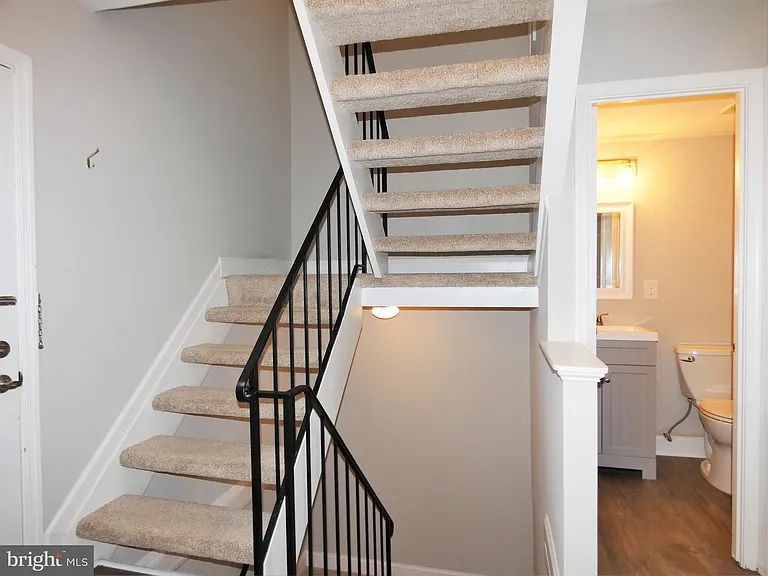 4128 Hamlin Ct — Photo 6