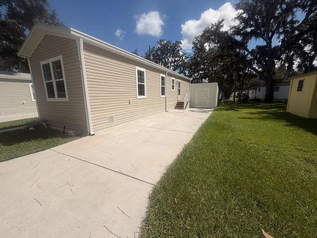 2 bed, 1.0 bath, 652 sqft, $1,049 — Photo 2