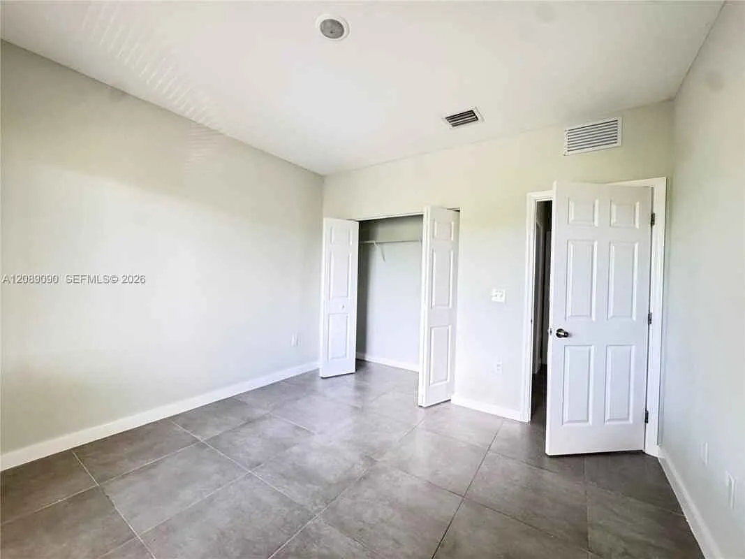 3770 SW 50th Ave — Photo 3