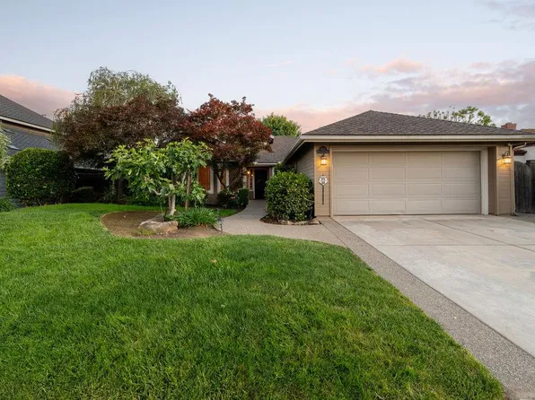 877 E Catalina Cir, Fresno, CA 93730
