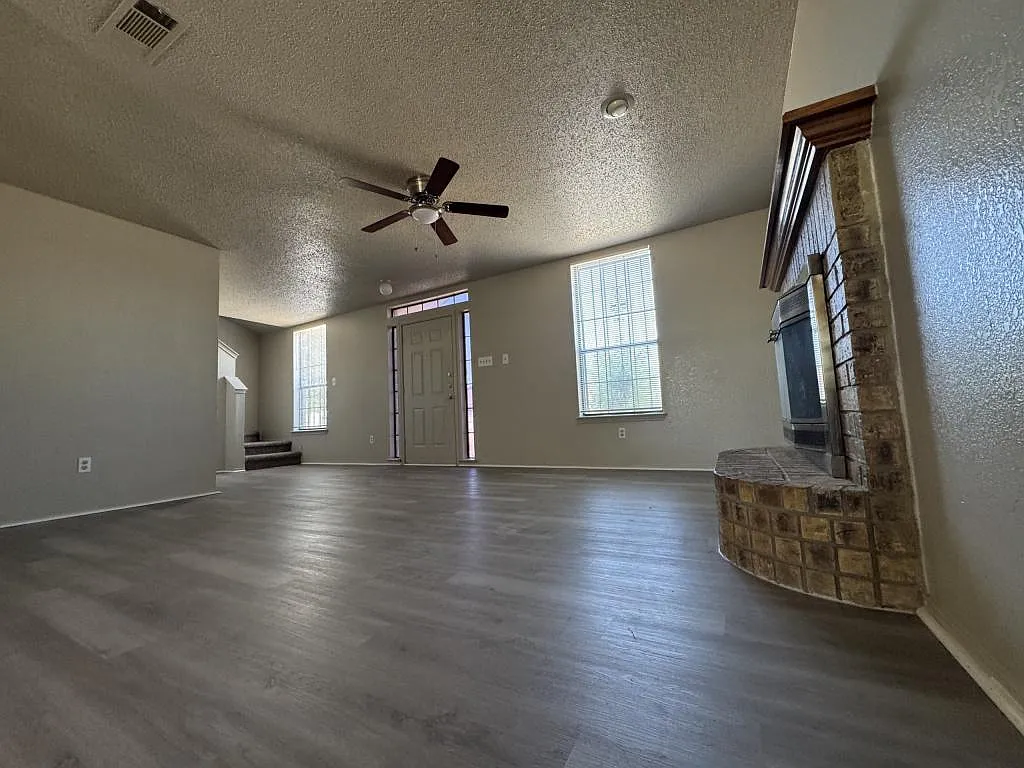 2902 Bluejay Dr — Photo 3