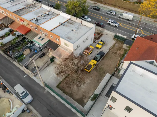 2924 Gerritsen Avenue image 12 of 25