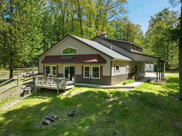 9865 Martin Rd, Honor, MI 49640