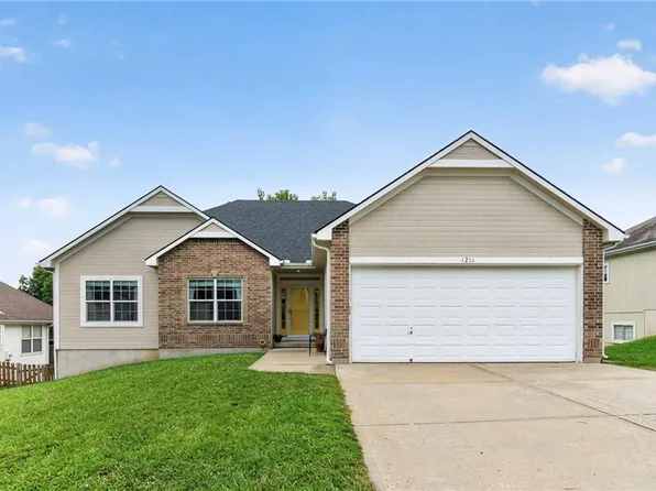 1211 NW Baytree Dr, Grain Valley, MO 64029