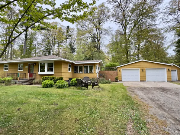 19105 Glendale Cir, Spring Lake, MI 49456