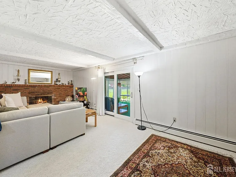 34 Ventnor Dr — Photo 8