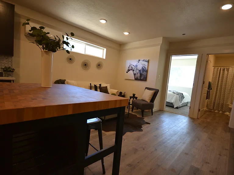 560 SW Paiute St #B — Photo 8