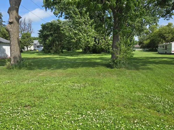 300 W 2nd St, Sherburn, MN 56171