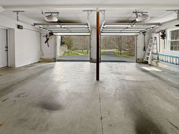 8 Cranberry Ln, East Lyme, CT 06333