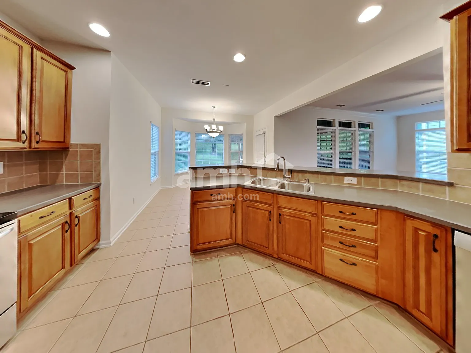 5 bed, 3.0 bath, 2982 sqft, $3,085 — Photo 4