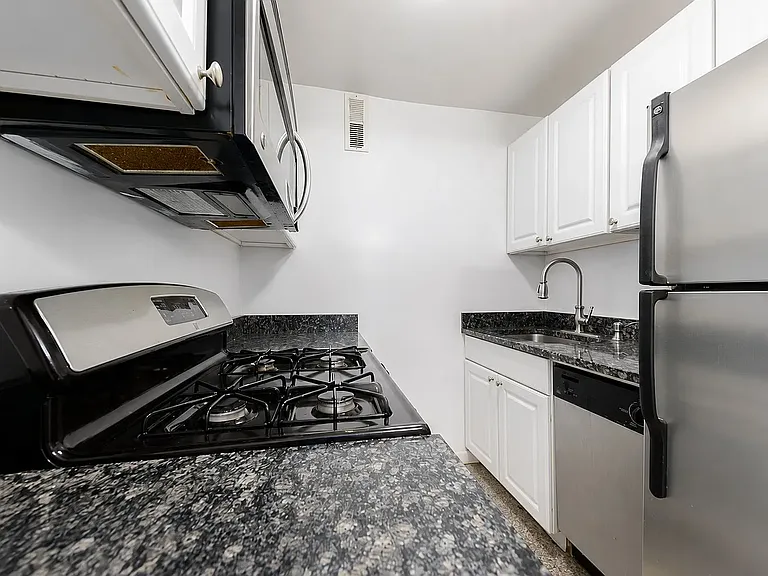 483 Ocean Pkwy #1B — Photo 4