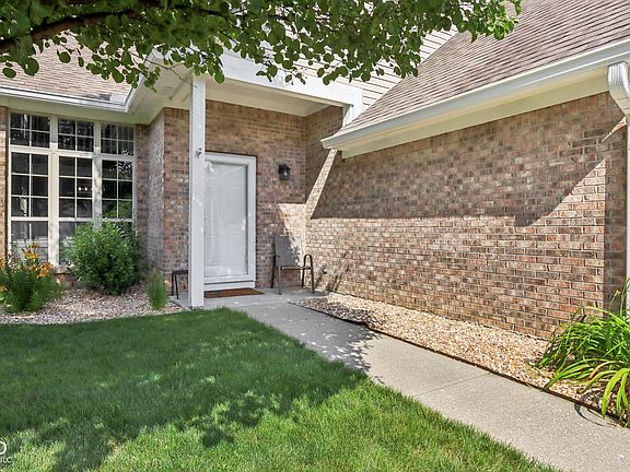 4th image of 829 Pioneer Woods Dr
