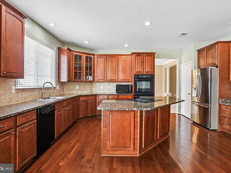 319 Morlyn Dr — Photo 10