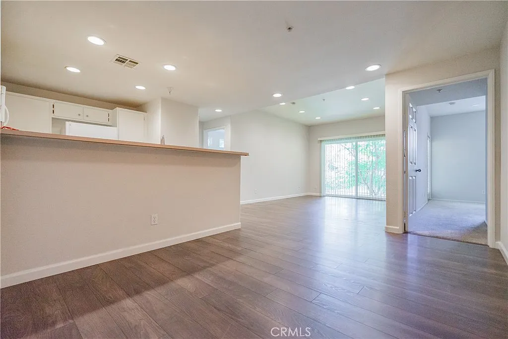 2 bed, 1101 sqft, $2,250 — Photo 2