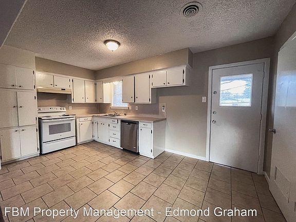 4th image of 812 Lynn Ct