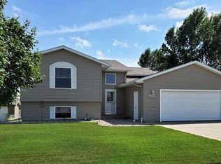 627 Sawgrass St, Yankton, SD 57078