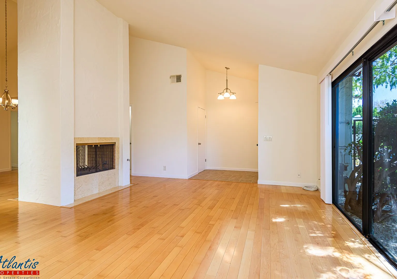 Lovely Palo Alto Townhouse | Desirable Location — Photo 3