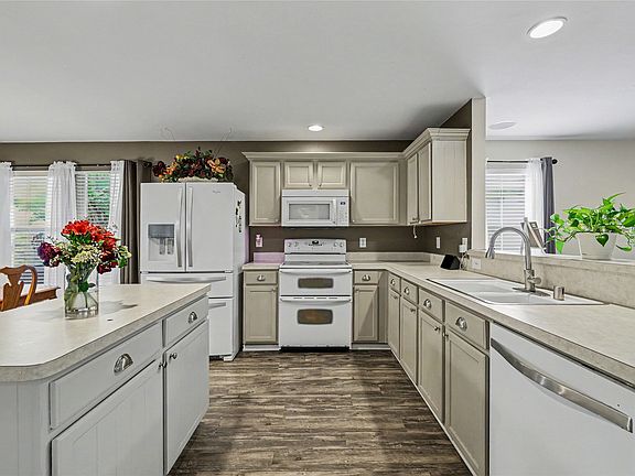 3rd image of 2707 Mountain View Dr