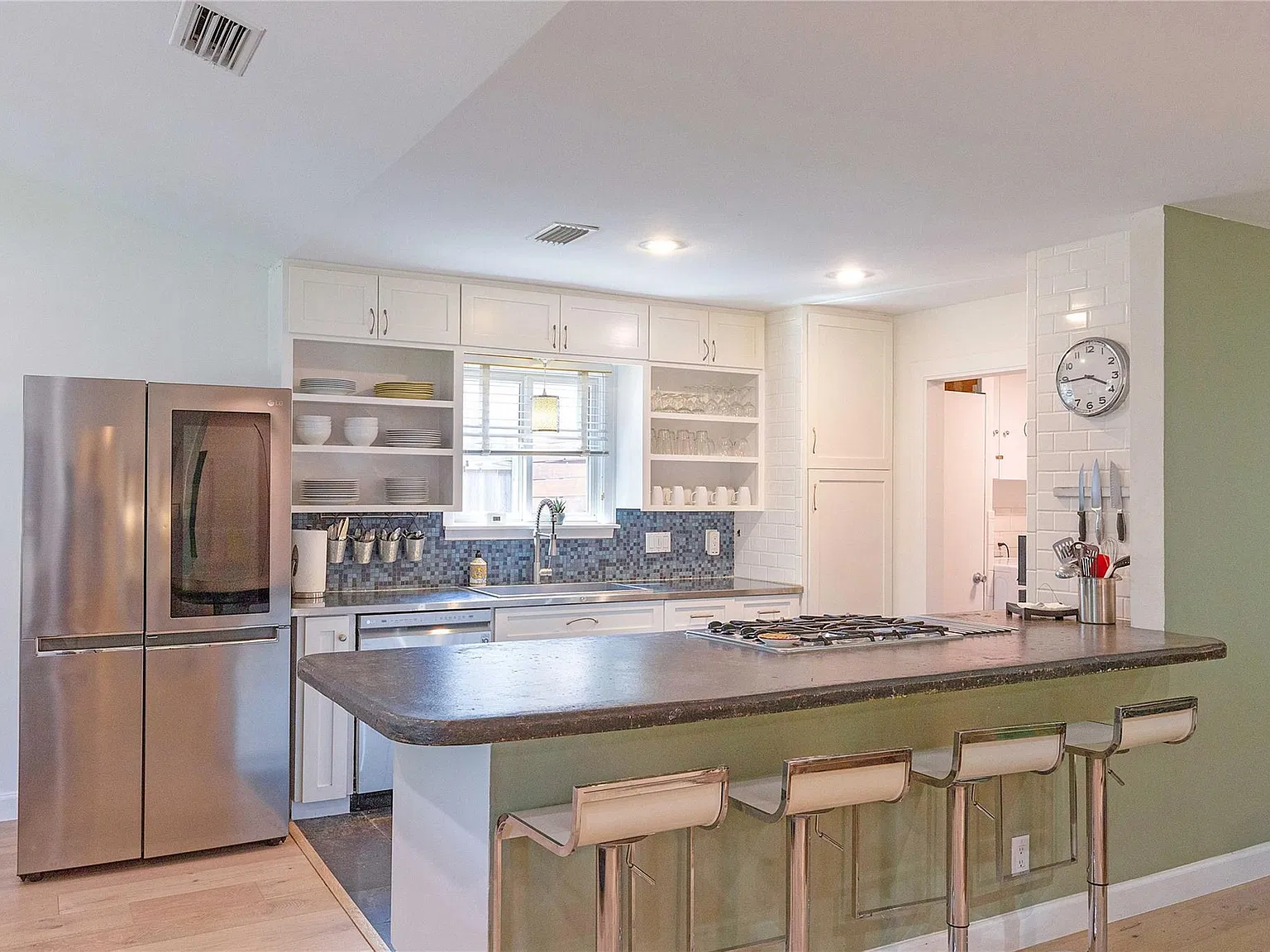 3 bed, 2.0 bath, 2000 sqft, $5,500 — Photo 4