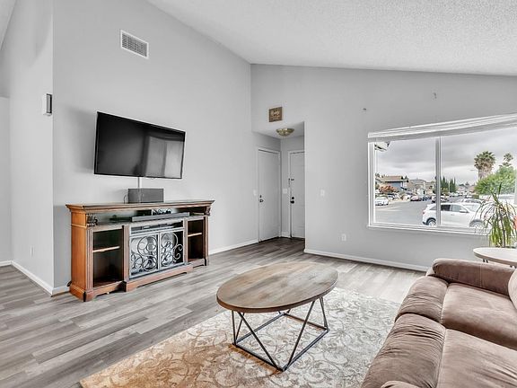 4th image of 2637 Valley Oak Way