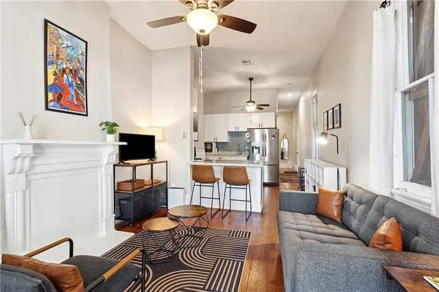 2 bed, 2.0 bath, 918 sqft, $2,350 — Photo 2