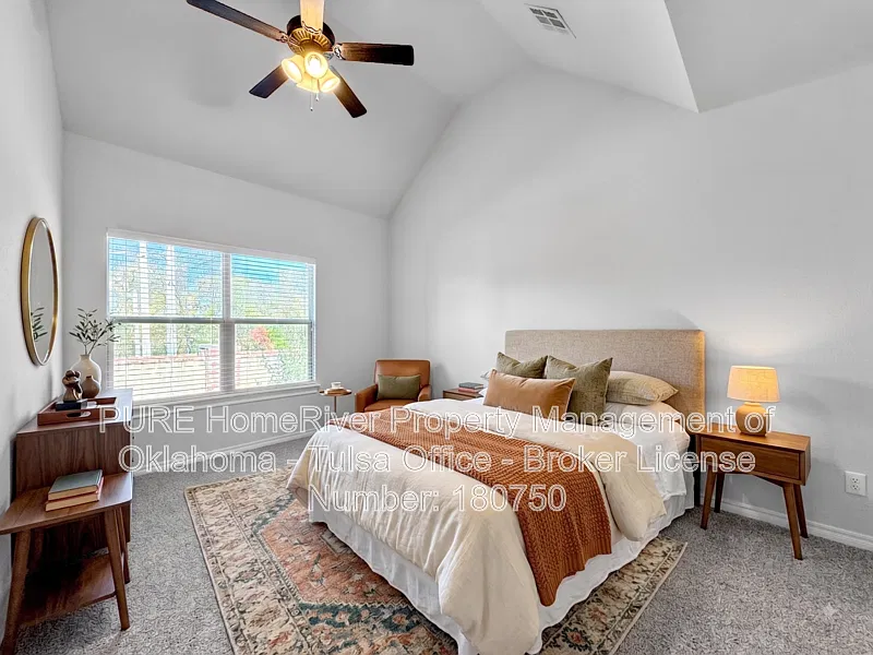 5 bed, 2.5 bath, 2142 sqft, $2,495 — Photo 4