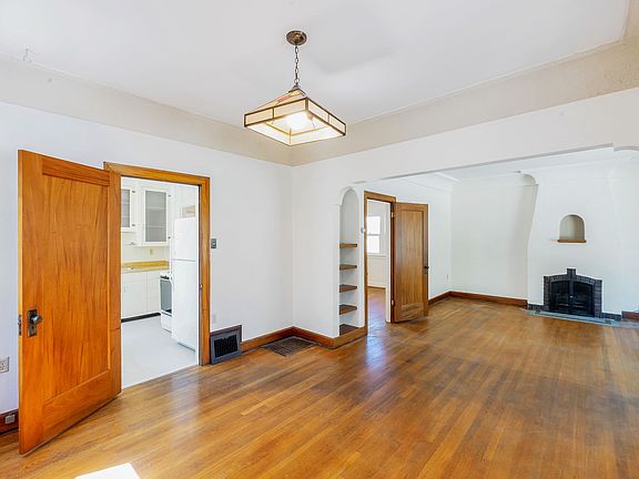 5th image of 854 E Wilshire Pl