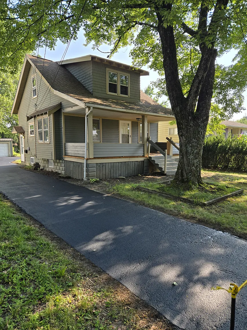 14818 James Ave photo 1