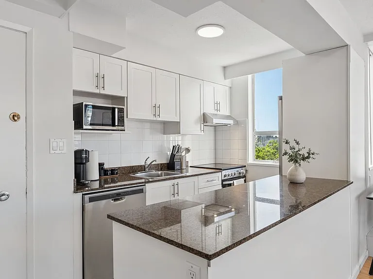 1251 Jervis St — Photo 35