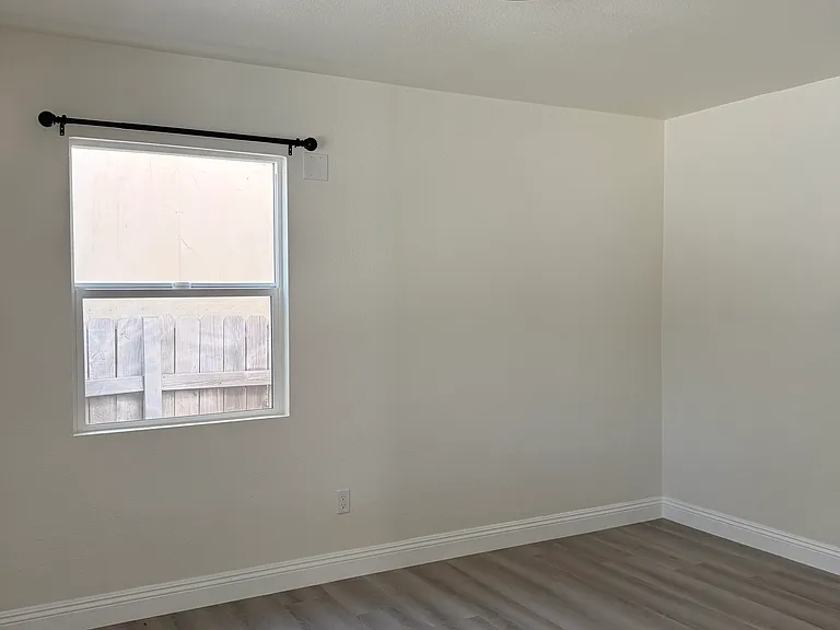 9821 Kale St — Photo 3
