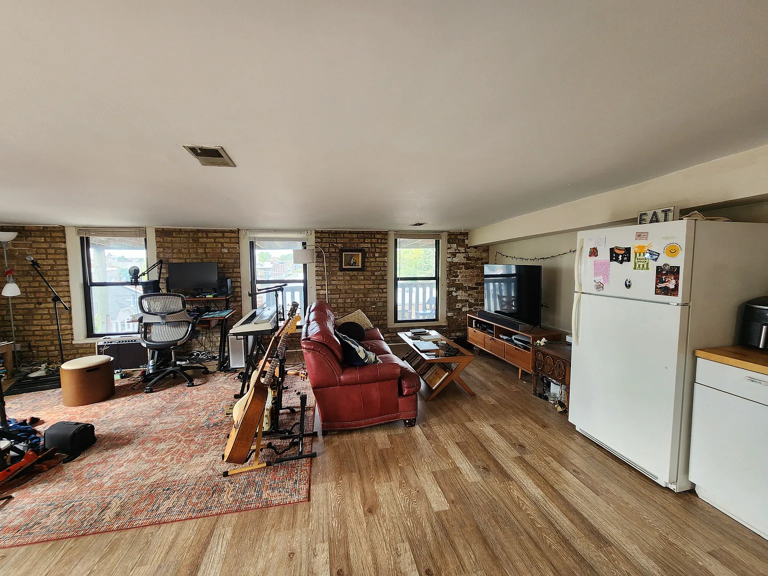 Studio, 700 sqft, $1,700 — Photo 3