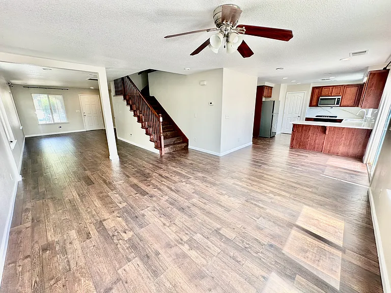 866 Papaya St — Photo 6