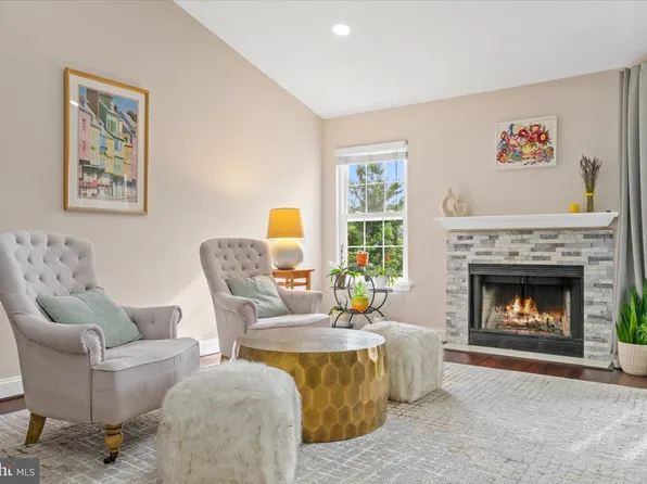 3313 Wyndham Cir APT 4216, Alexandria, VA 22302