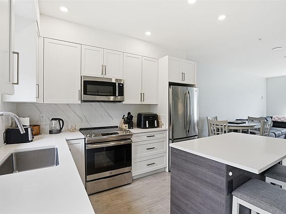 2nd image of 1726 Kerrisdale Rd #104