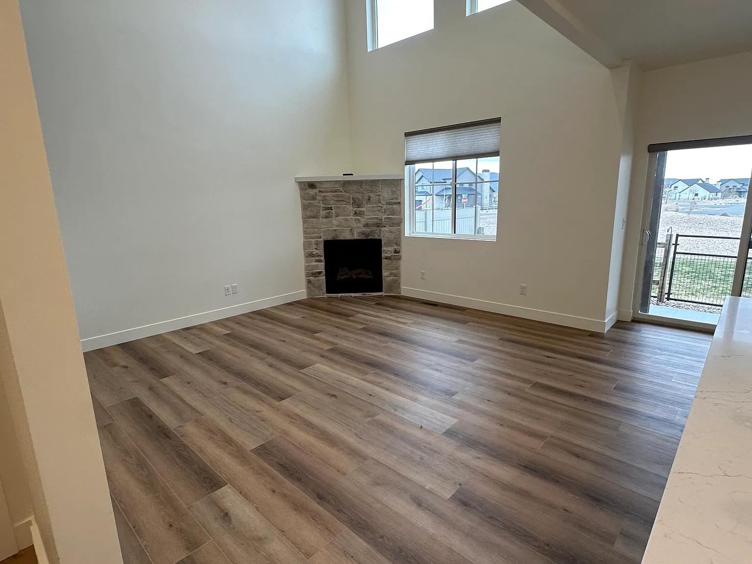 3 bed, 2.5 bath, 1600 sqft, $3,300 — Photo 2