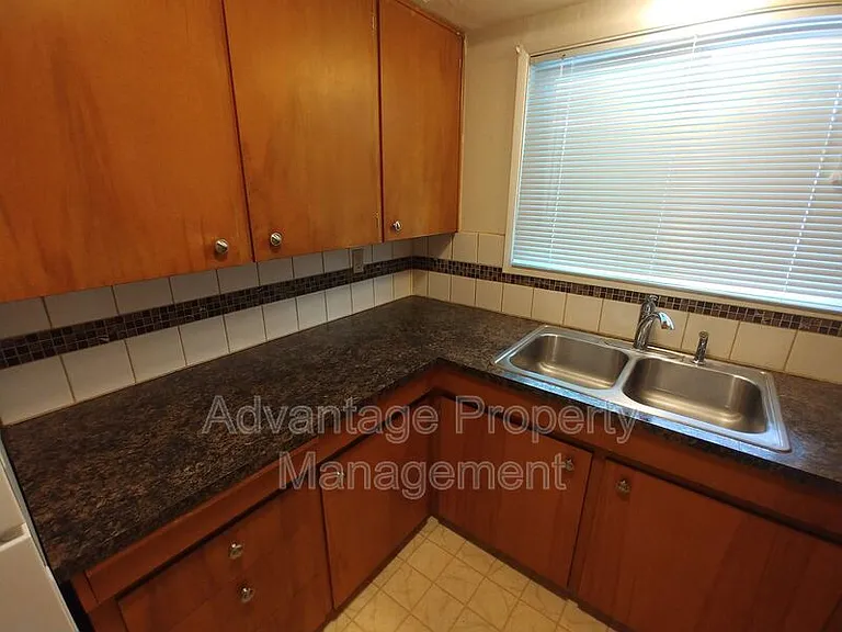 339 Jackson St W #6 — Photo 6