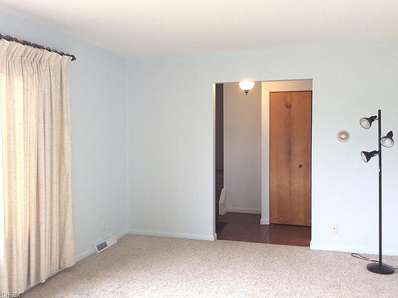 4th image of 437 Windsor Dr