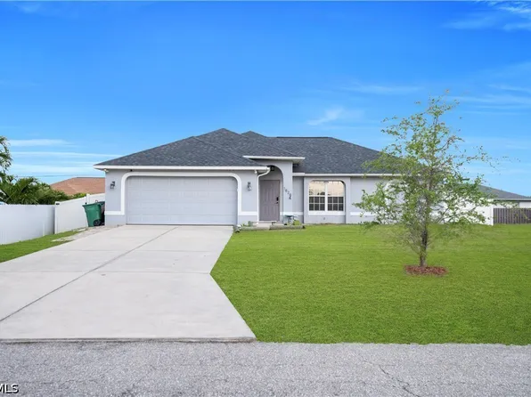 1826 NE 17th Place Cpe, Coral, FL 33909
