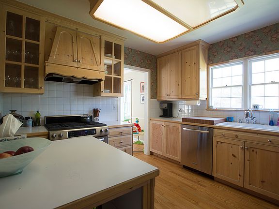 4th image of 1761 E Laird Ave