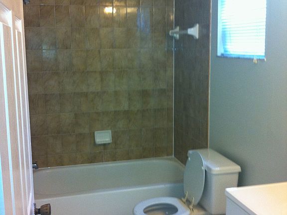 4th image of 718 NW Airoso Blvd