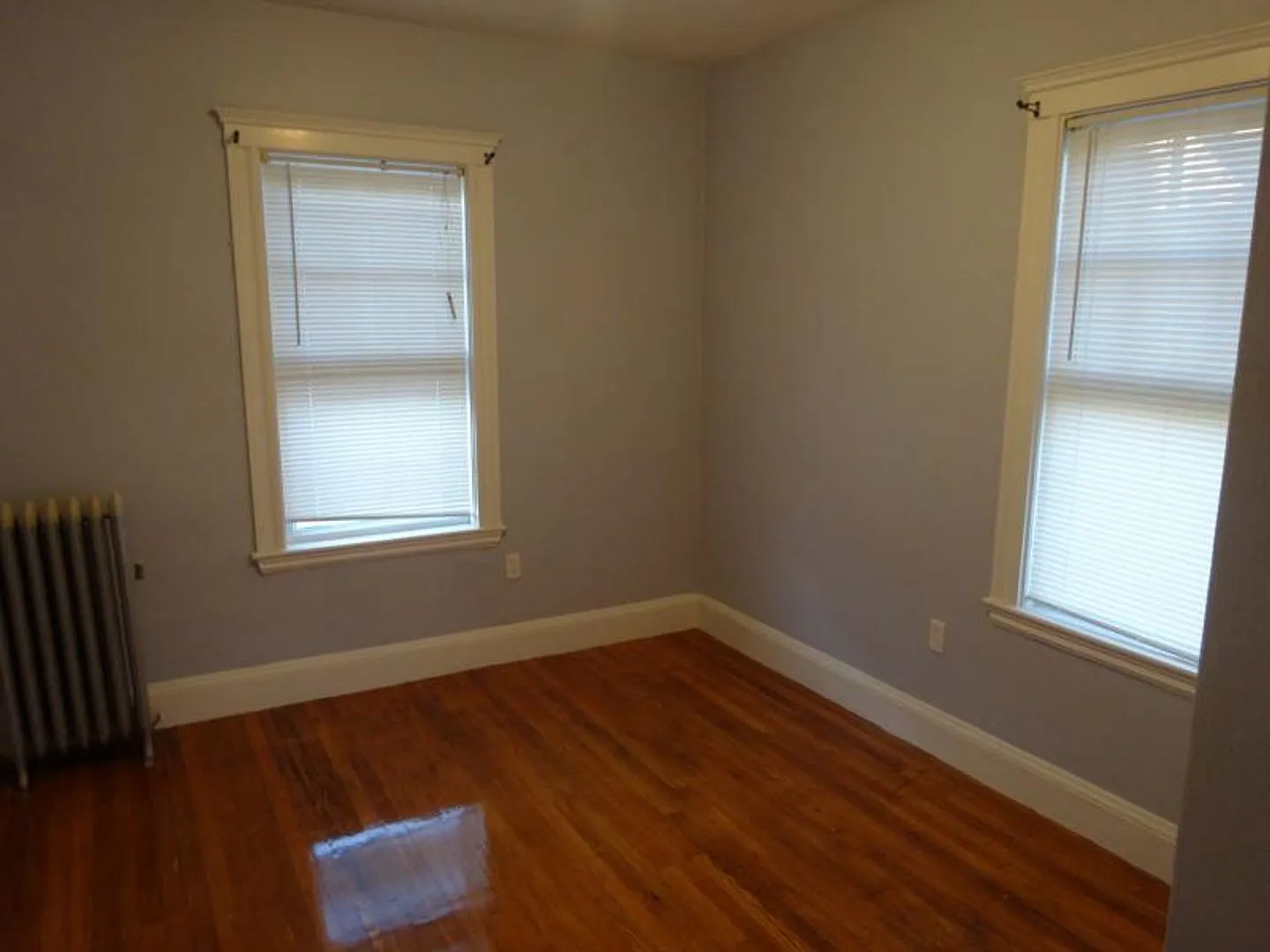 Charming 3 Bedroom No Broker Fee — Photo 2