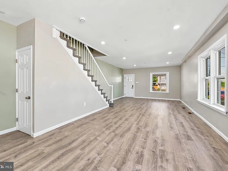 1015 McClenahan Ter — Photo 6