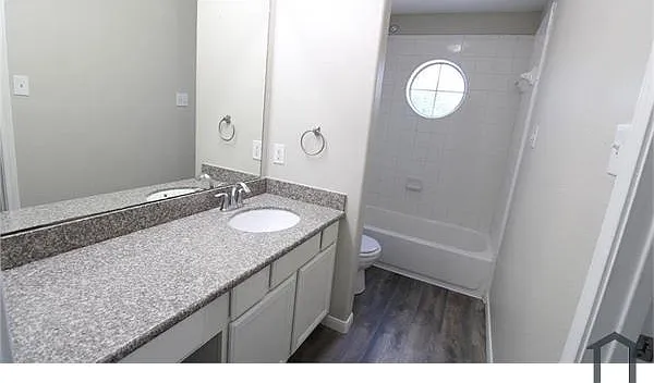 4 bed, 2000 sqft, $2,325 — Photo 3