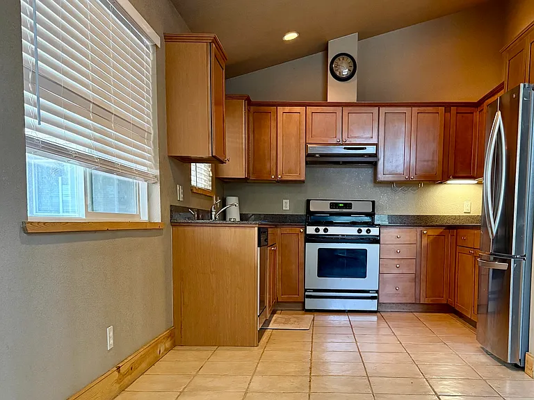 846 Modesto Ave — Photo 1