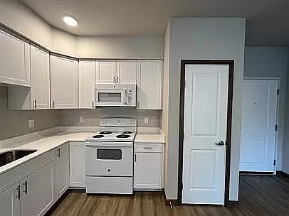 Lake Drive Apartments — Photo 7