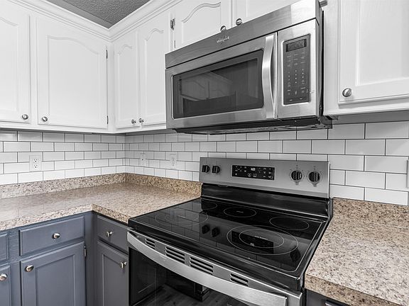 4th image of 3795 Delaware Dr