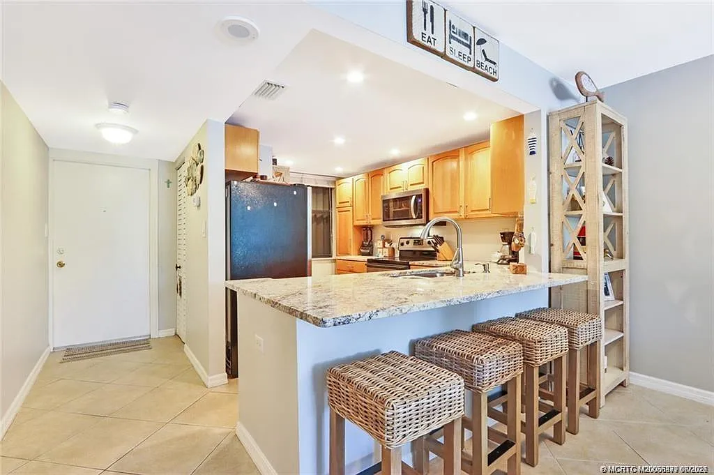 2 bed, 2.0 bath, 1023 sqft, $4,200 — Photo 2