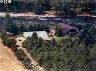 7391 N Bank Rd, Roseburg, OR 97470